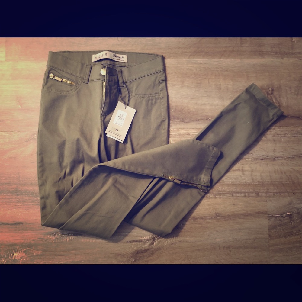 NWT Denim & Co slim fit skinny jeans.